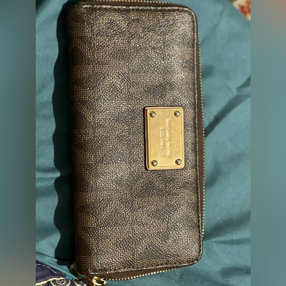 Michael Kors signature wallet - Picture 1 of 3